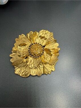 🔥2/$100 Vintage Ivana Brooch with Crystal Center #58sb